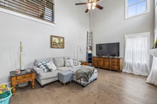 Building Photo - 3 Bedroom 2 1/2 Bathroom Home