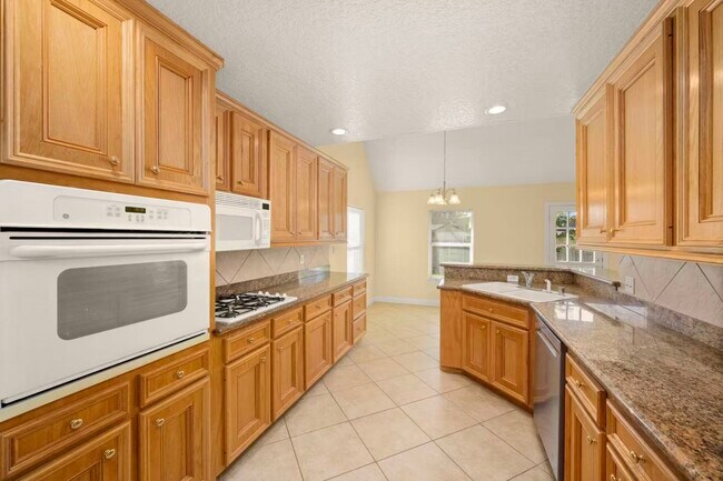 Building Photo - 3212 Glastonbury Dr