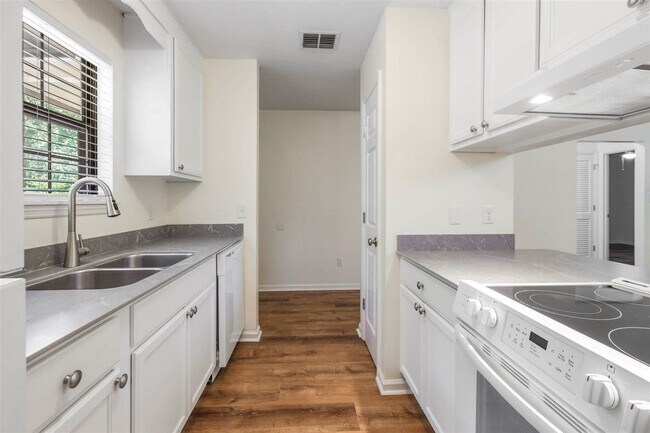 Building Photo - 2556 Panther Creek Rd