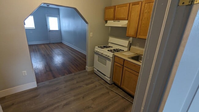 Building Photo - 400 E 9th St