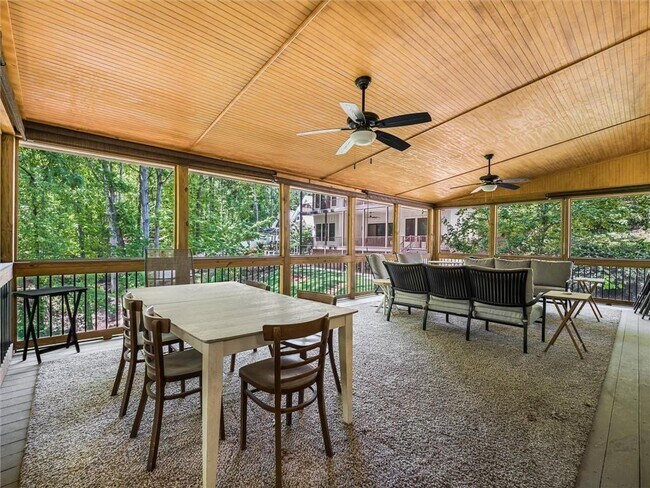 Building Photo - 6265 Lakeview Dr