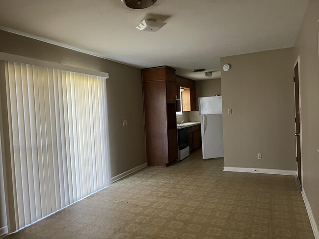 Building Photo - 1105 Pine Dr
