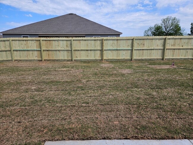 Building Photo - PRE-LEASING FOR AUG 10 MOVE-IN - Newer 4 bedroom / 2 bathroom home!