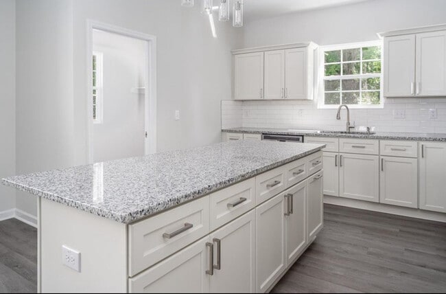 Building Photo - !! SPECIAL HALF OFF SECOND MONTHS RENT!!! Modern Charm Meets Classic Comfort in This Renovated 3-...