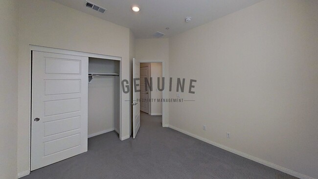 Building Photo - Beautiful Tri-Level 3Bd 2.5Ba Townhome in ...