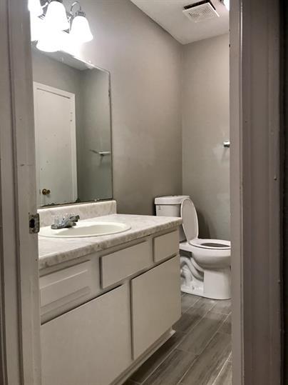 Building Photo - 290 Tinker Hill Cove