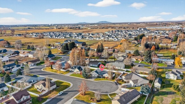 Building Photo - 3 Bedroom 2 bath home in Sugar City Idaho 2 stall garage in awesome neighborhood