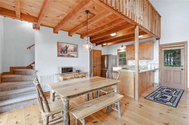 Building Photo - 424 S Sanderlin Mtn Dr
