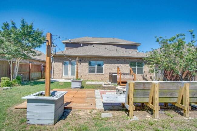 Building Photo - Highly desired 4/2.5 Gulf Breeze Home with hot tub!