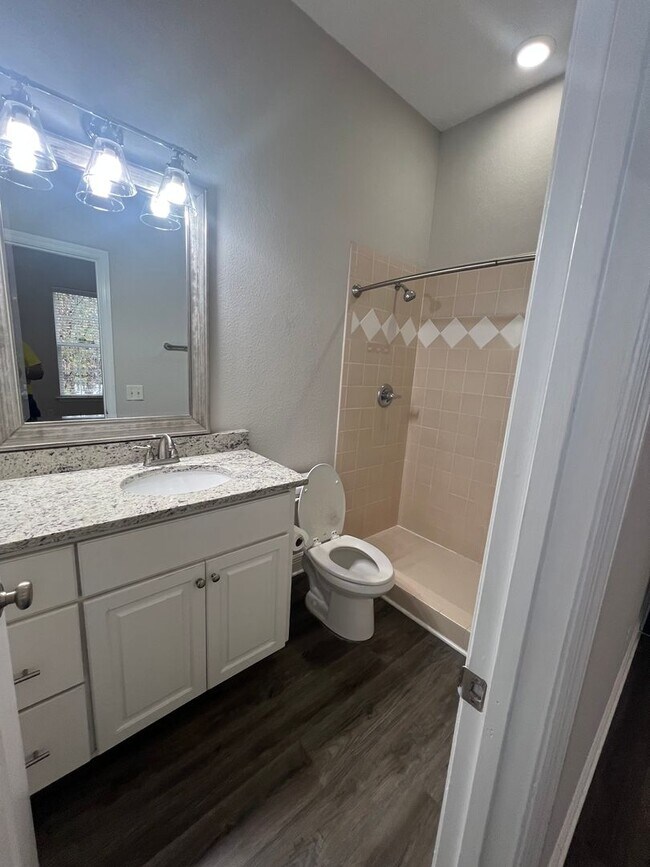 Building Photo - Charming 3/2 Home in Great Neighborhood