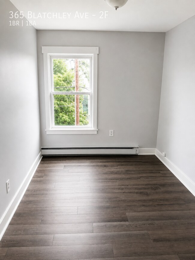 Building Photo - 365 Blatchley Ave