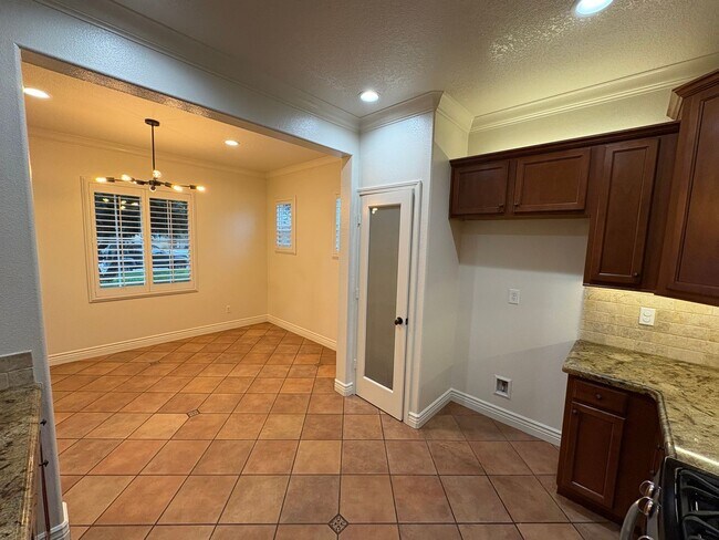 Building Photo - Two story home in NW Visalia Rent Ready!