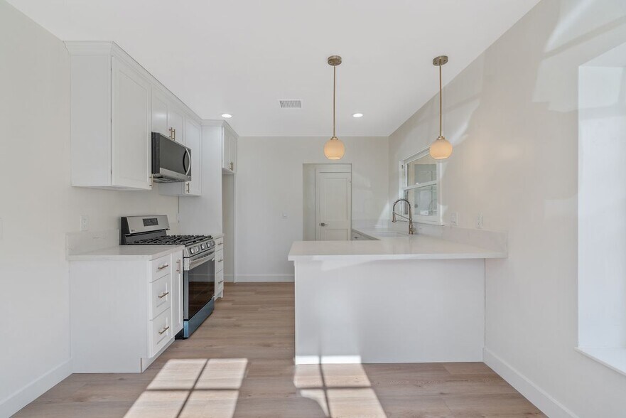 Building Photo - 744 Gladys Ave