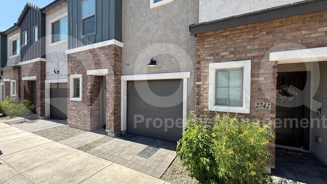 Building Photo - 2746 W Red Fox Rd