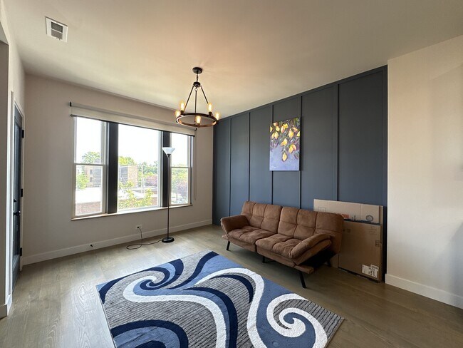 Building Photo - 908 N California Ave