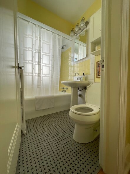 Building Photo - 4316 Zenith Ave S