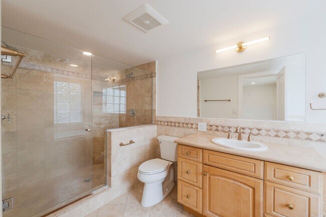 Building Photo - Beautiful Hermosa Beach Townhome Rental!