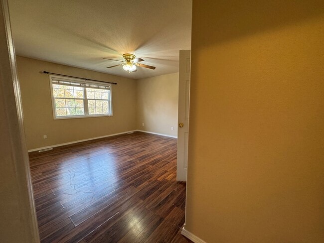 Building Photo - Freshly Painted Beautiful 3 Bedroom, 2 Bat...