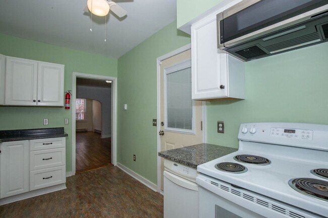 Building Photo - 2 Bedroom, 1.5 Bath, Duplex in Historic Martinsburg, WV