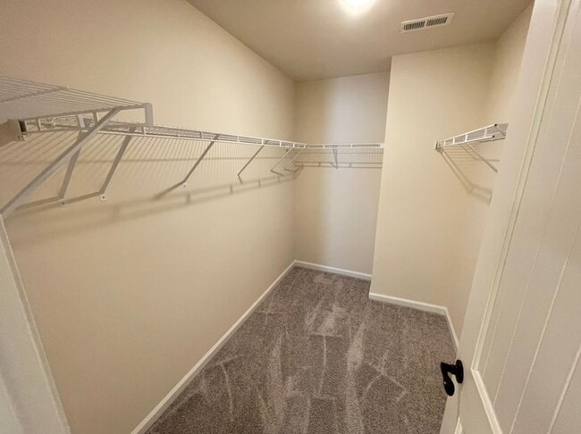 Building Photo - Like new 3 Bedroom townhouse with 2 car garage