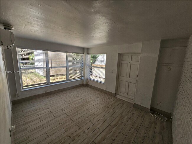 Building Photo - 26 SE 13th Terrace