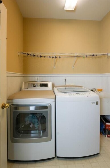 Building Photo - 350 Scarborough Way