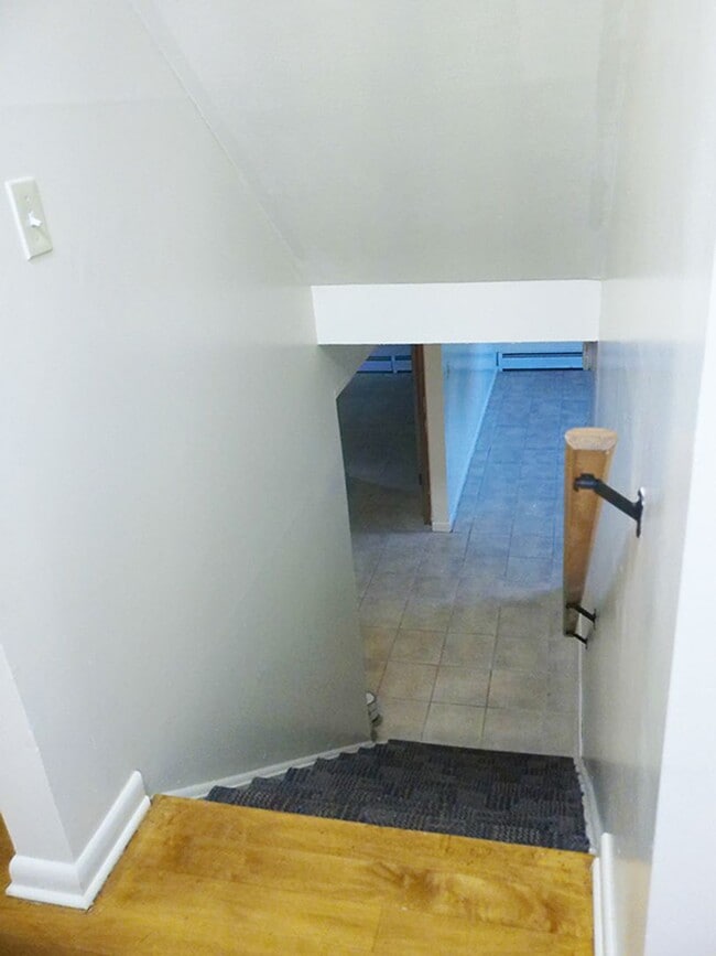Building Photo - AVAILABLE 7/1/26 - Beautiful 5 Bedroom Sin...