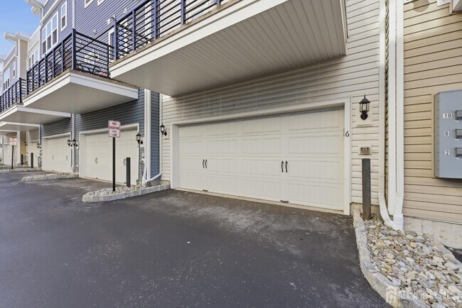 Building Photo - 6 Bond St