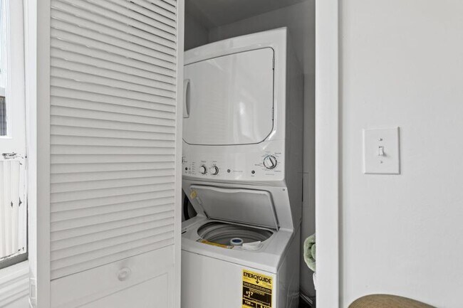 Building Photo - 1 bedroom in Chicago IL 60647