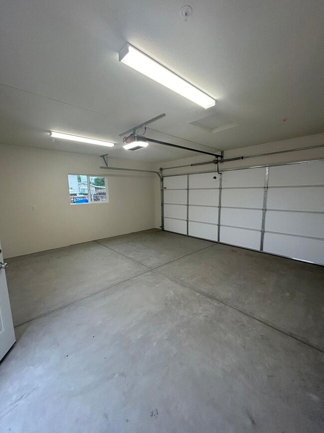 Building Photo - 5 bedroom 3 Bath New House- 2 Car Attached...