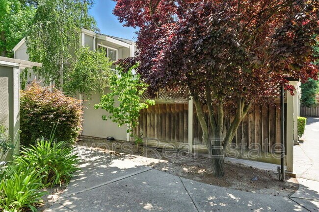 Building Photo - 617 Garden Creek Pl