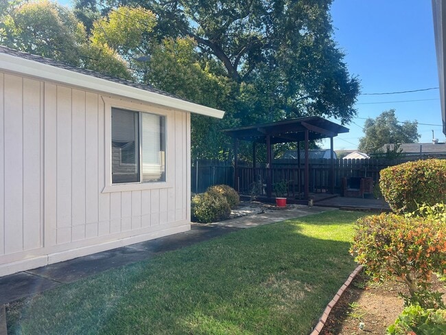 Building Photo - NICE 3 BEDROOM HOME IN ROSEVILLE!