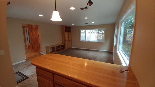 Building Photo - Gorgeous Home with Granite Counters and Custom Built-ins!
