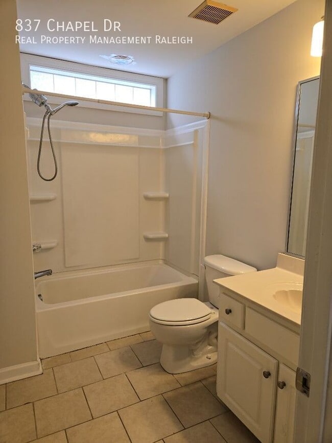 Building Photo - 837 Chapel Dr