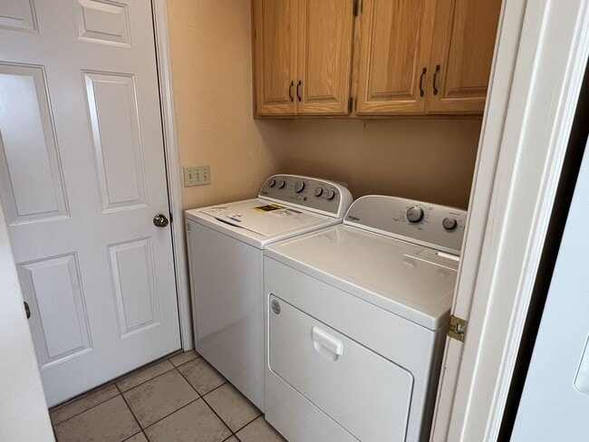 Building Photo - 4 Bedroom Home in SE Springfield!