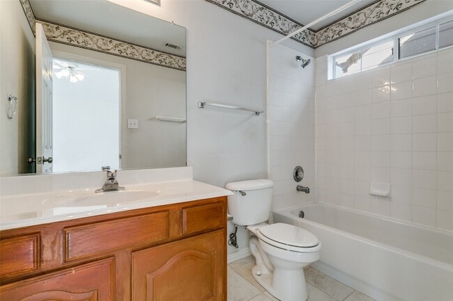 Building Photo - 511 Poplar Ln