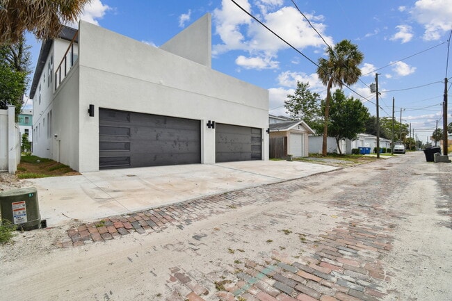 Building Photo - 2840 1st Ave S