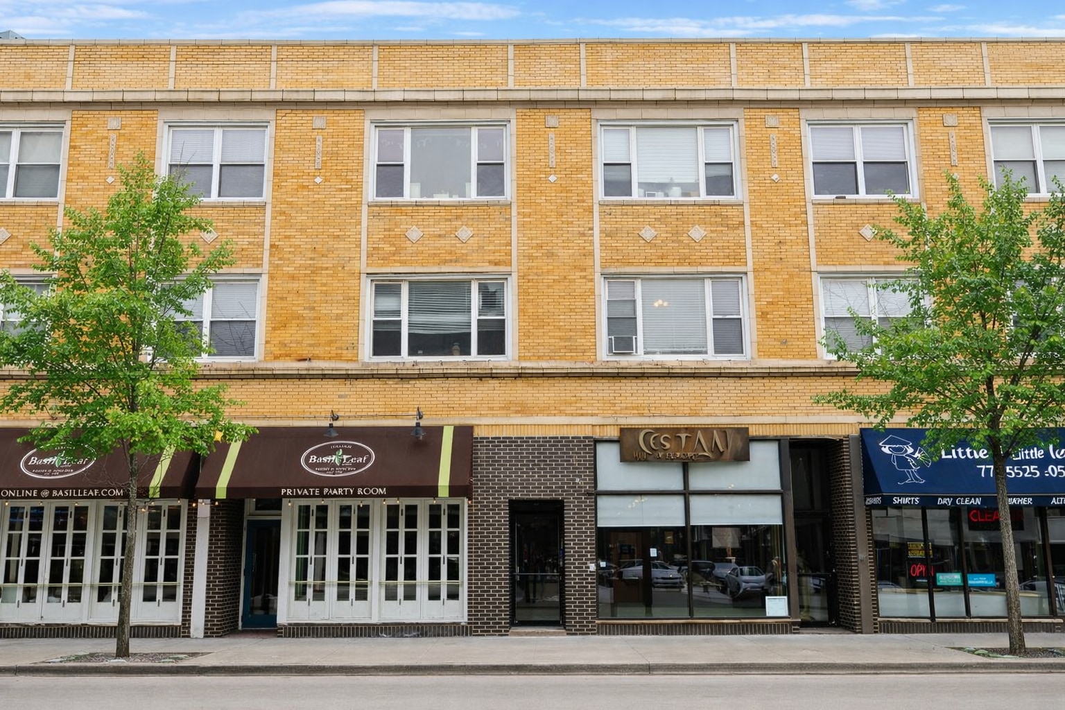 Building Photo - 2467 N Clark St