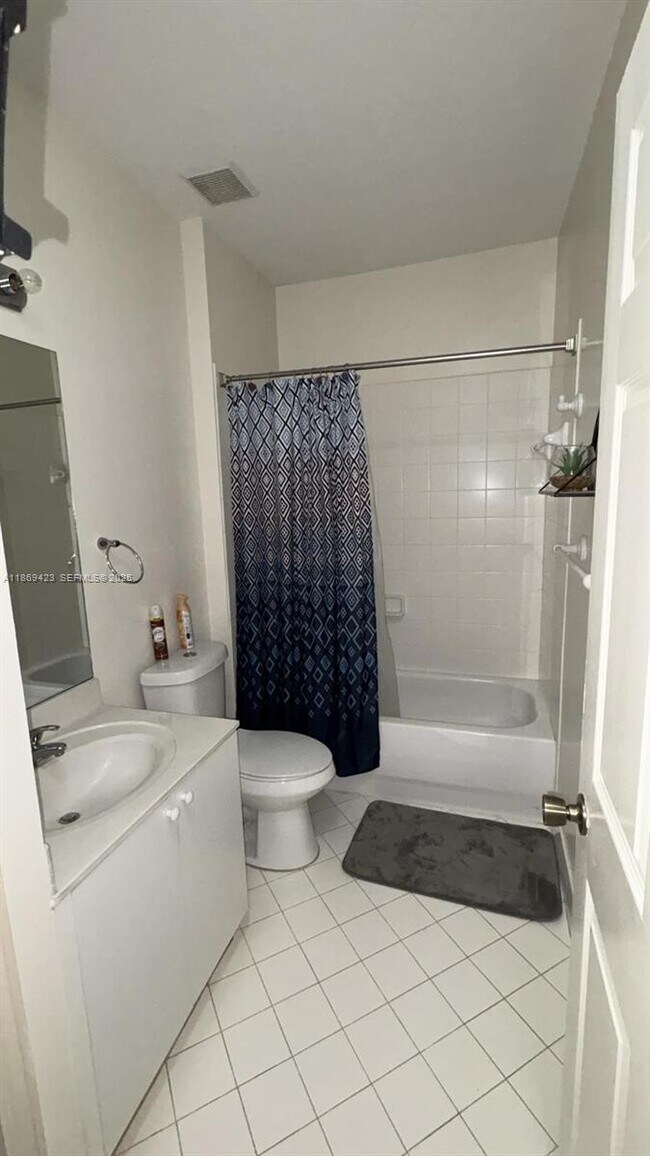 Building Photo - 3279 NE 11th Dr