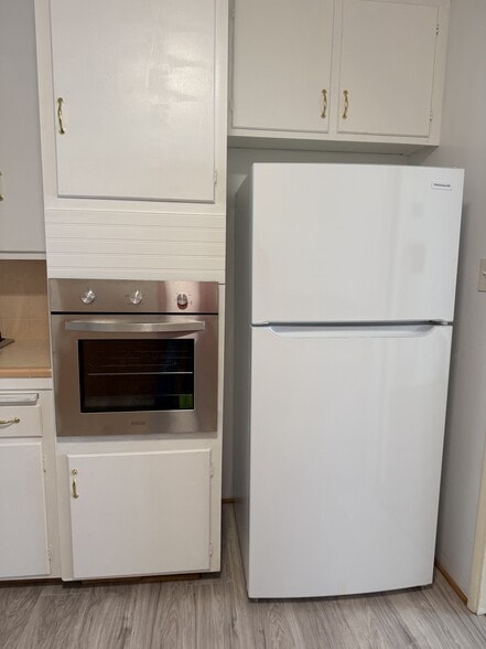 Building Photo - 330 E Fairview Ave