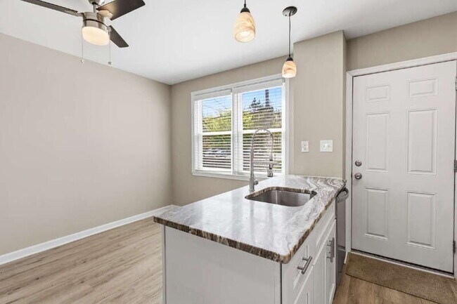 Building Photo - 3482 Dunhaven Rd