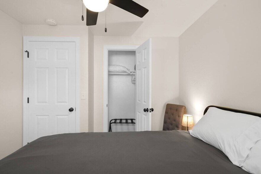 Building Photo - 2596 Parkwood Dr