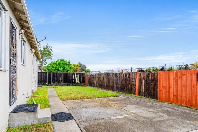 Building Photo - Just Updated! 3 Bed House in San Leandro |...