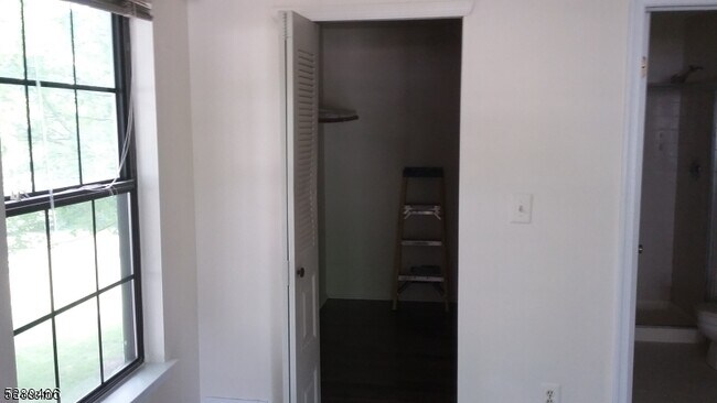 Building Photo - 297 English Pl