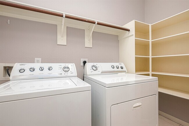 Building Photo - 5203 Heatherdawn Ct