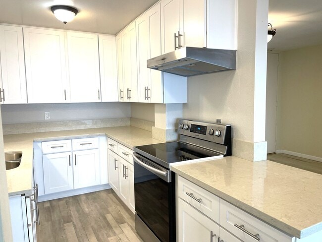 Building Photo - Ocean view updated 2 bed, 2 bath  condo in...