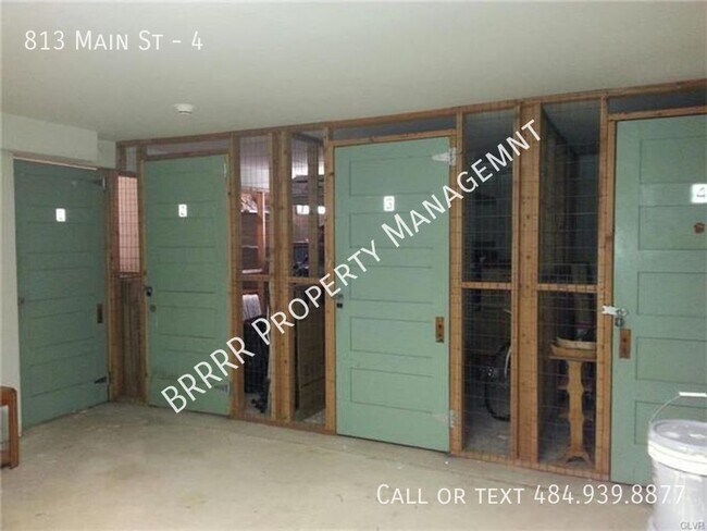 Building Photo - Garabe parking, storage unit and on-site l...