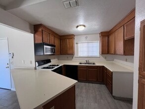 Building Photo - Spacious home close to shopping and transp...