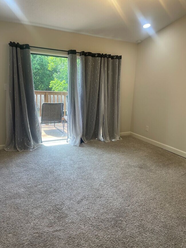 Building Photo - Knoxville 37918 - 2 bedroom, 2.5 bath Townhome - Contact Lisa Vineyard & Shannon Russell (865) 21...