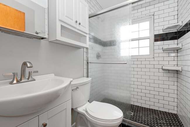 Building Photo - 8818 Fairway Dr